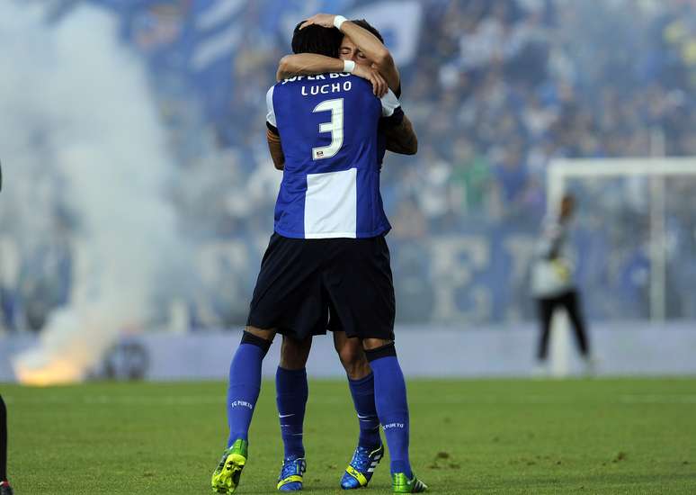<p>Porto vence Paços de Ferreira fora de casa por 2 a 0 e conquista invicto o título do Campeonato Português</p>