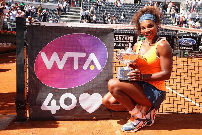 <p>Americana Serena Williams posa com o título do WTA de Roma. Número 1 do mundo, ela venceu a bielorrussa Victoria Azarenka 6-1 e 6-3 em pouco mais de uma hora e meia de partida</p>