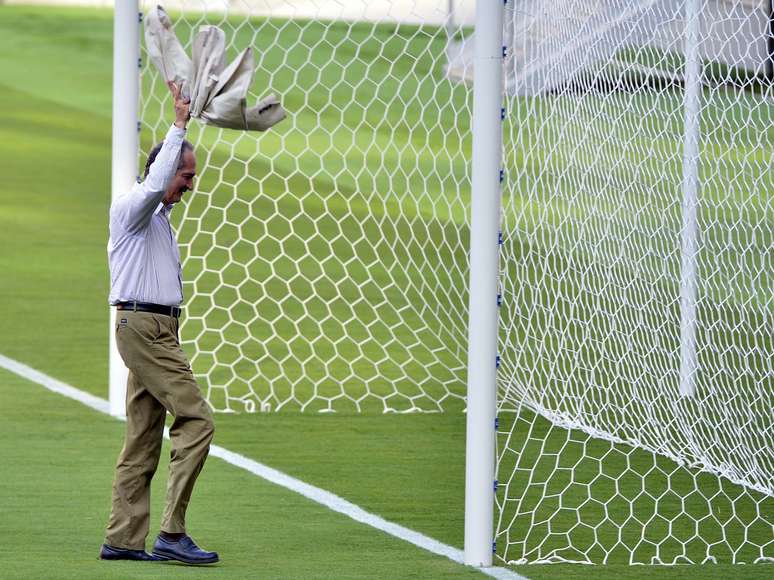 <p>No exterior, Aldo Rebelo fez propaganda da prepara&ccedil;&atilde;o para a Copa</p>