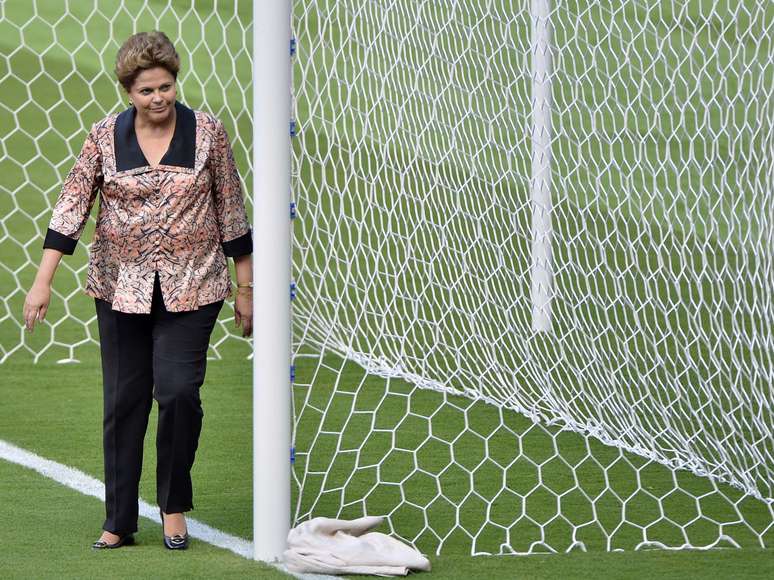 <p>Dilma Rousseff chuta a gol na Arena Pernambuco</p>