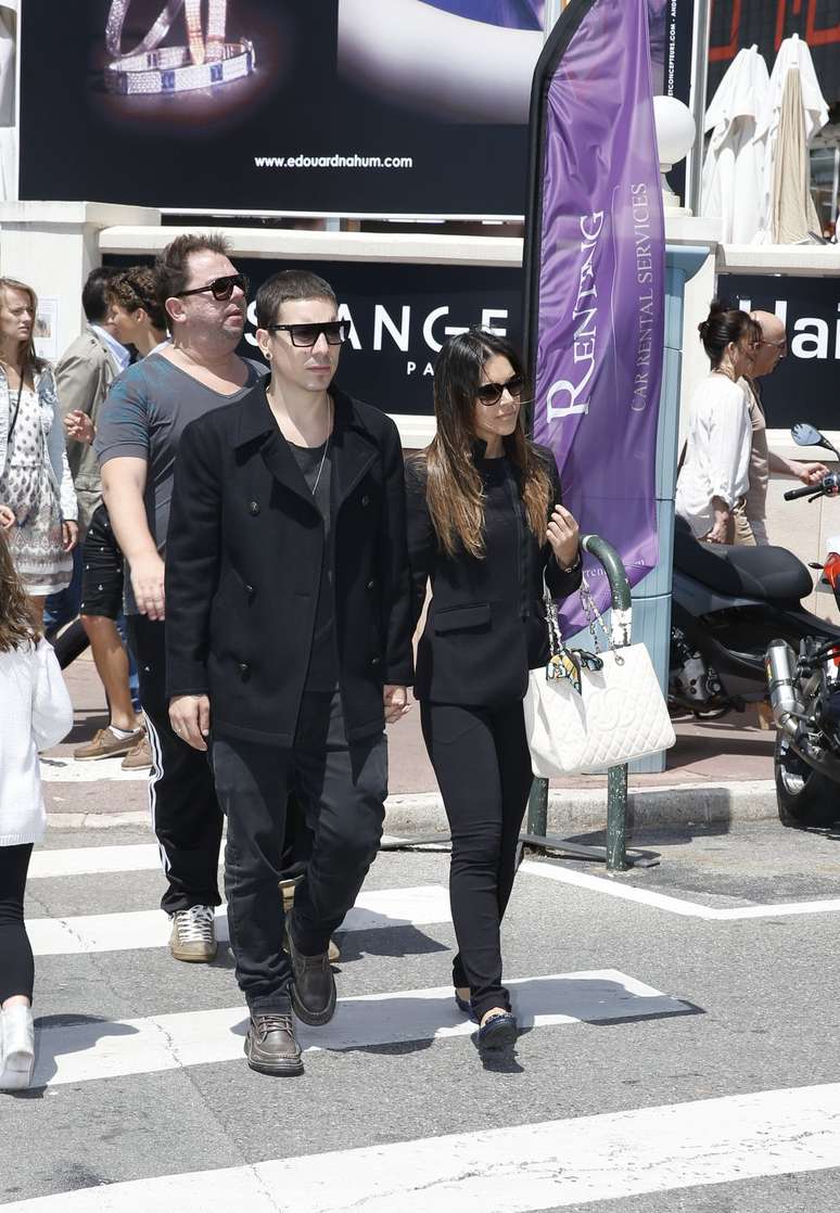 Mariana Rios e Di Ferrero foram clicados nesta segunda-feira (20) circulando pela Coisette, durante o festival de cinema de Cannes