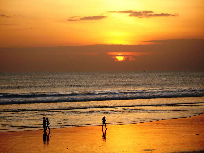 <p>A praia de Kuta é a mais famosa de Bali, onde os turistas aproveitam do sol durante o dia e curtem a vida noturna após o pôr do sol</p>