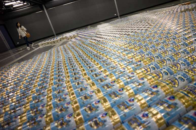 A obra, em exposi&ccedil;&atilde;o em Hong Kong, faz refer&ecirc;ncia ao esc&acirc;ndalo da contamina&ccedil;&atilde;o do leite em p&oacute; na China, em 2008