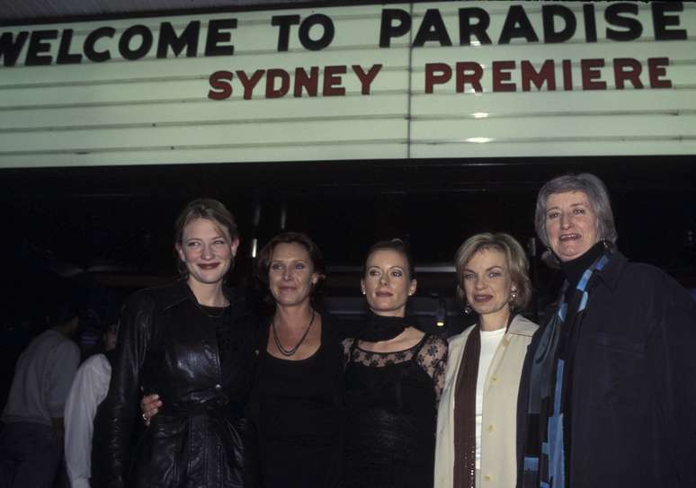 Penne (segunda da direita para a esquerda) posa com outros atores australianos em foto de 1997
