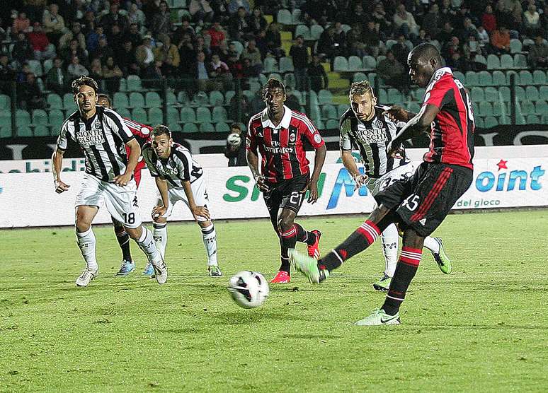 <p>Balotelli sofreu e converteu p&ecirc;nalti pol&ecirc;mico na vit&oacute;ria do Milan sobre&nbsp;Siena; resultado tirou Fiorentina da Liga dos Campe&otilde;es</p>