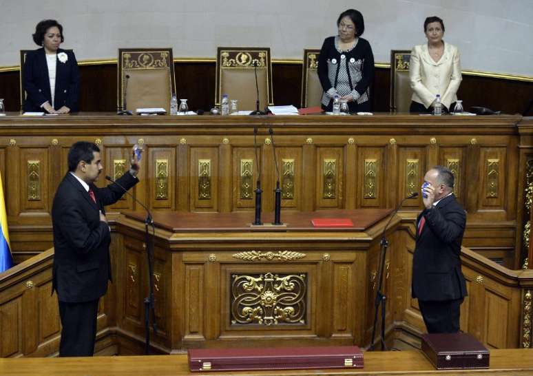 Maduro presta juramento como presidente da república diante de Cabello, em foto de 19 de abril