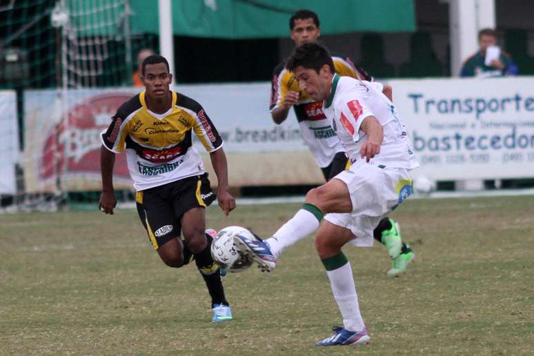 <p>O Criciúma conquistou neste domingo o título do Campeonato Catarinense de 2013; jogando na Arena Condá, em Chapecó, o time do técnico do técnico Oswaldo Alvarez acabou derrotado pela Chapecoense por 1 a 0, mas levou a melhor por ter vencido por 2 a 0 o primeiro jogo da final no Estádio Heriberto Hülse.</p>