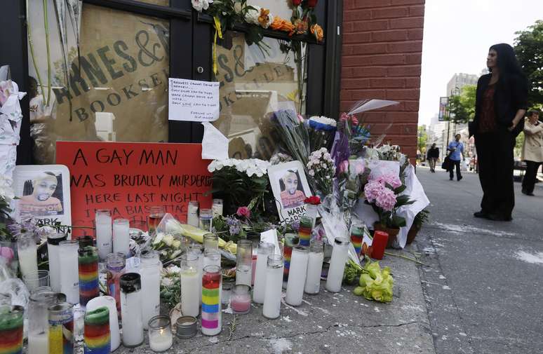 O local onde Carson foi morto, em Greenwich Village, virou um memorial espontâneo em sua homenagem
