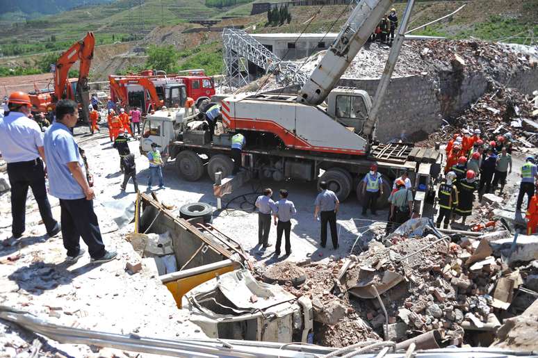 Equipes de resgate trabalham no local da explosão, em Zhangqiu