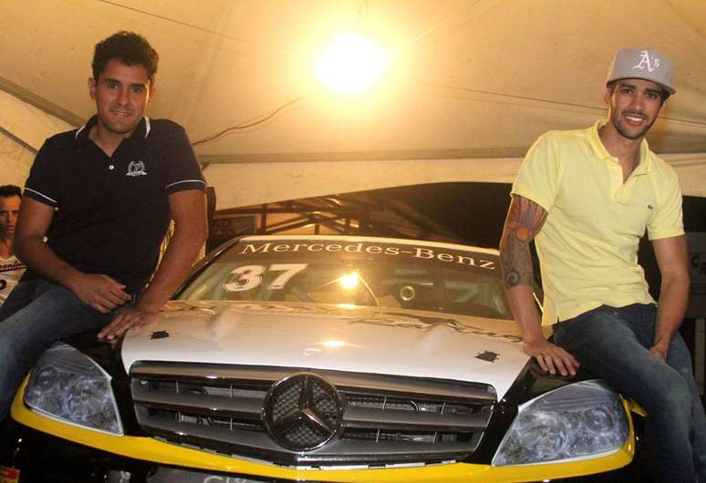 <p>Cantor ter&aacute; o piloto goiano&nbsp;Raphael Teixeira, 25 anos, como competidor</p>