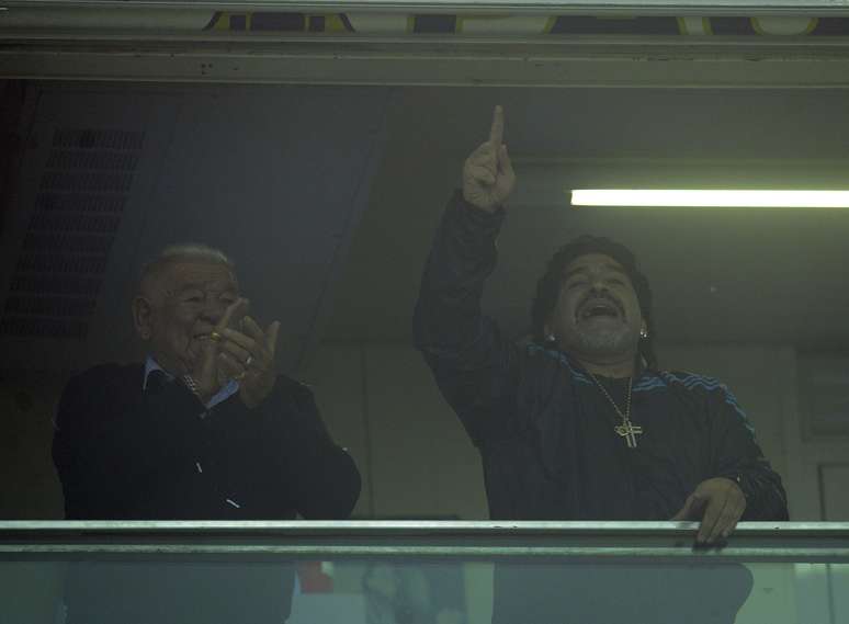 <p>Diego Maradona e seu pai torcem pelo Boca Juniors na semifinal da Copa Libertadores de 2012, contra a Universidad de Chile</p>