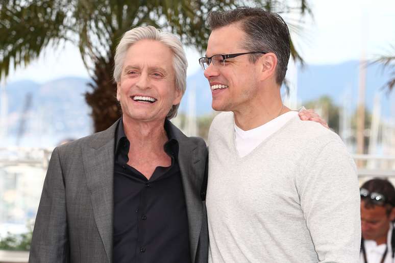 Michael Douglas e Matt Damon posaram juntos para fotos no lançamento de novo filme de Steven Soderbergh, Behind The Candelabra,em Cannes