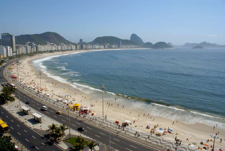 <p><strong>Rio de Janeiro, Brasil</strong><br />A Cidade Maravilhosa recebe turistas de todo tipo, atraindo, entre outros, numerosos visitantes da comunidade LGBT. E os  lugares mais escolhidos pelo público GLS para curtir os dias de sol do Rio de Janeiro são Copacabana e o trecho da praia de Ipanema, situado entre os postos 8 e 9, ideal para curtir o sol degustando os drinques de barracas de praia como a tradicional Barraca da Denise</p><p> </p>