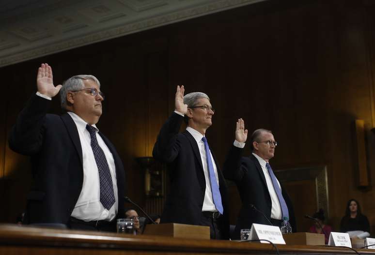 O CFO da Apple, Peter Oppenheimer, o CEO Tim Cook e o chefe de ioperações de impostos Philip Bullock fazem juramento antes de depôr no Senado dos EUA