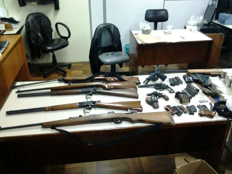 No arsenal encontrado no gabinete do policial militar estavam quatro carabinas e um fuzil