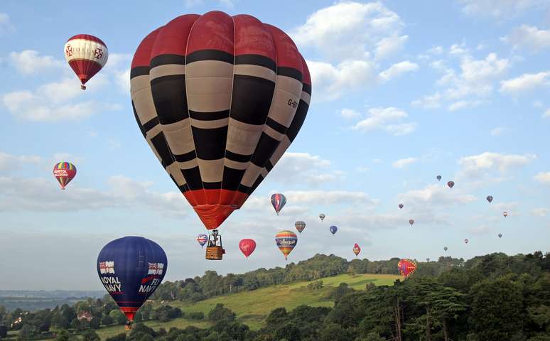 <p>Balões de ar quente tomam os céus de Bristol, na Inglaterra, durante festival realizado em 2012: atividade é segura, garante piloto</p>