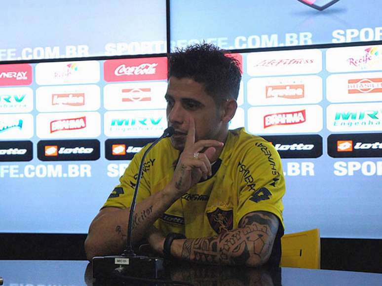 <p>Lateral rescindiu contrato amigavelmente com clube; compromisso ia até fim de junho</p>