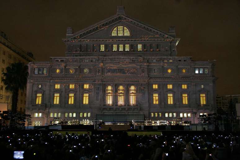 No começo do século 20, Buenos Aires era a cidade mais próspera da América do Sul e uma das mais ricas do mundo. Nessa época, a capital argentina se encheu de belos monumentos, e um dos grandes símbolos do período é o Teatro Colón. Inaugurado em 1908, já foi considerado uma das cinco melhores casas de espetáculos eruditos do planeta e até hoje impressiona com sua arquitetura eclética