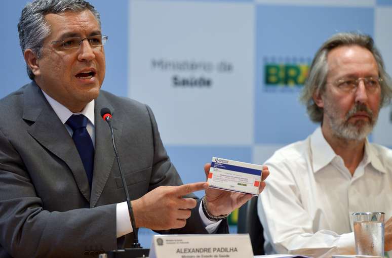 <p>O ministro da Saúde e o diretor do Departamento de Vigilância de Doenças Transmissíveis, Cláudio Maierovitch, apresentam balanço da Campanha Nacional de Vacinação contra a Gripe, em Brasília</p><p> </p>