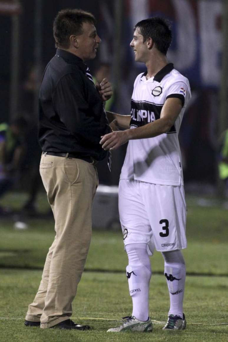 <p>Técnico Ever Hugo Almeida surpreendeu a barrar o meia Alejandro Silva (foto) de última hora</p>