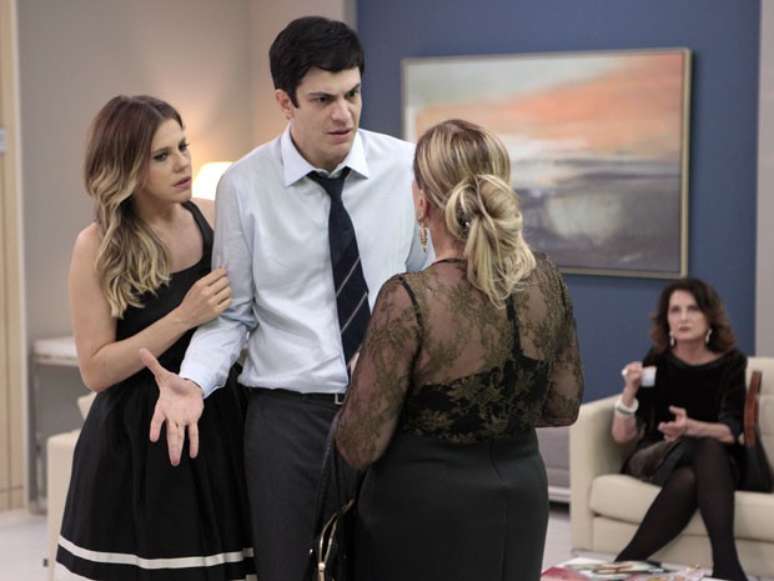 Félix (Mateus Solano) descobre que a irmã, Paloma (Paolla Oliveira), está internada no hospital da família