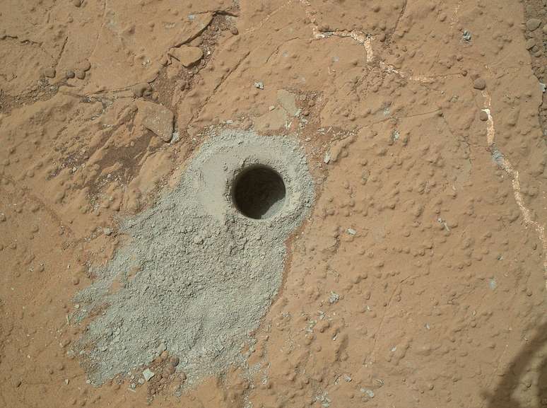 A Curiosity perfurou a rocha denominada "Cumberland" para coletar amostras de material em seu interior