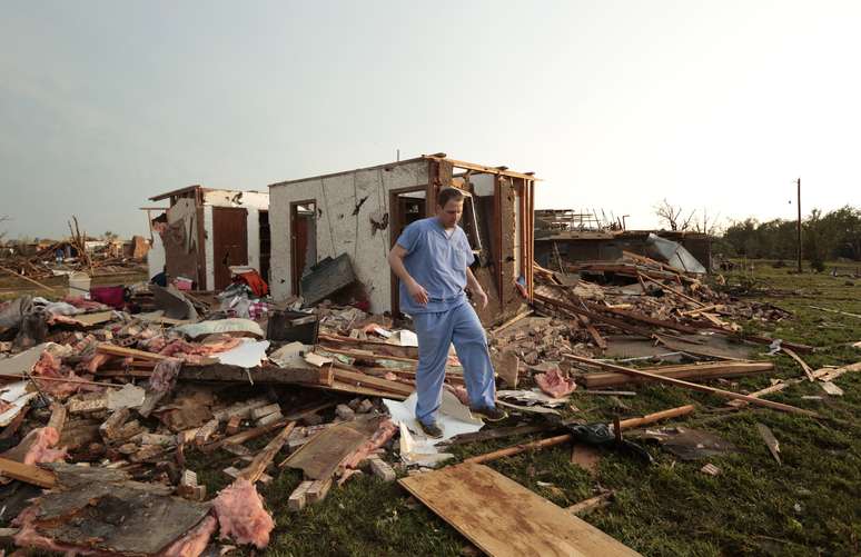 Nathan Ulepich observa os destroços de sua casa em Moore