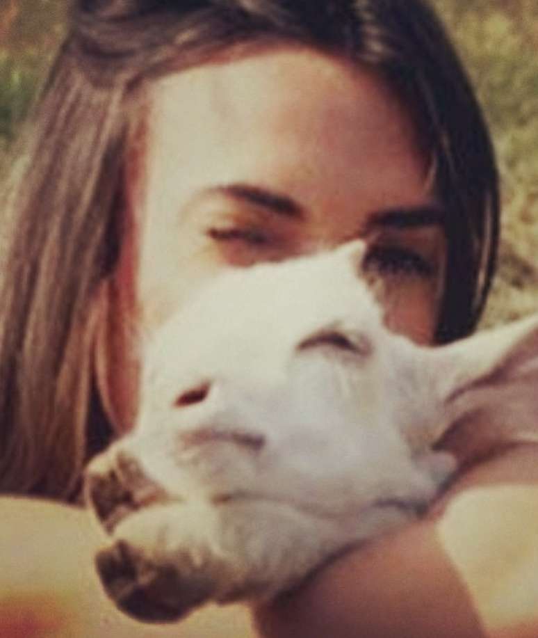 Nicole Bahls postou uma foto com uma cabra