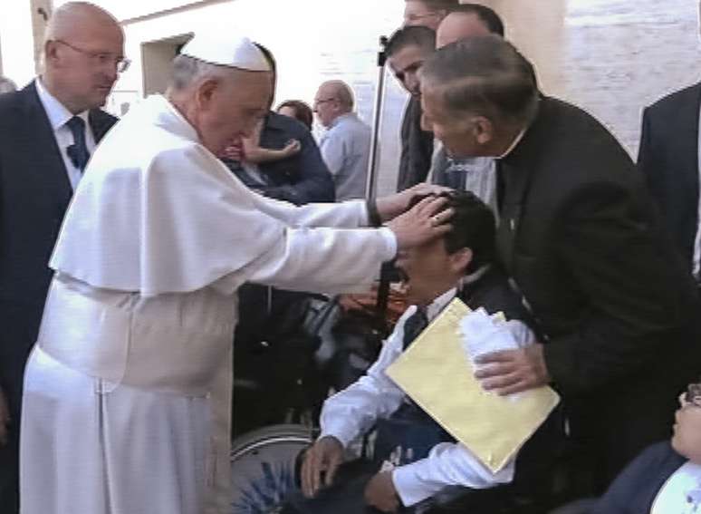 <p>No domingo, uma emissora de TV afirmou que o Papa tinha realizado o que parecia ser um exorcismo em um doente que assistia &agrave;&nbsp;missa na Pra&ccedil;a S&atilde;o Pedro</p>