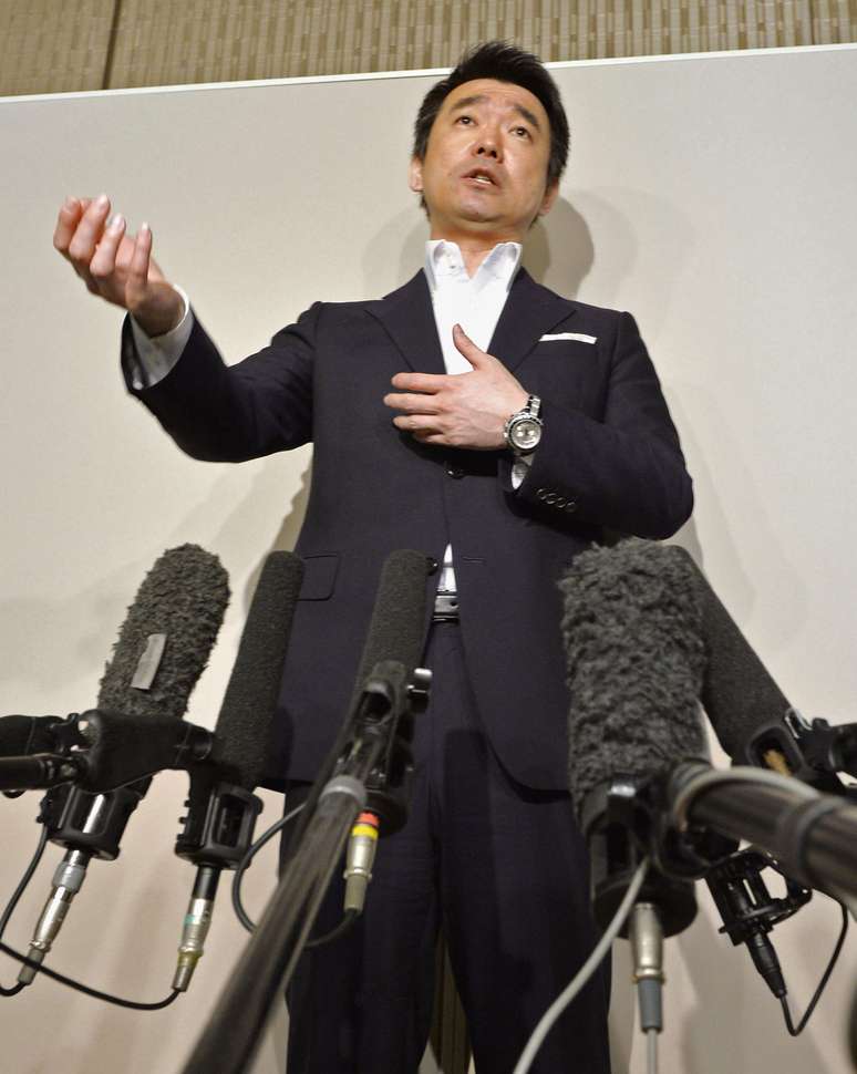 O prefeito de Osaka, Toru Hashimoto, fala com jornalistas no dia 16 de maio