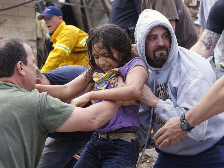 Menina passa por corrente humana após ser retirada dos escombros 