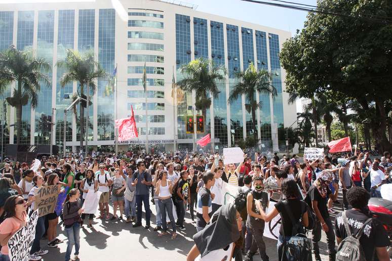 Estudantes realizam protesto contra o aumento da tarifa das passagens do transporte coletivo, na Praça Cívica, em Goiânia, nesta terça-feira. Passagem passará a custar R$ 3