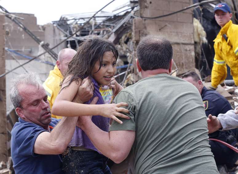 <p>Aluna da Plaza Towers Elementary School é salva após passagem de um novo tornado em Moore, no Estado do Oklahoma</p>