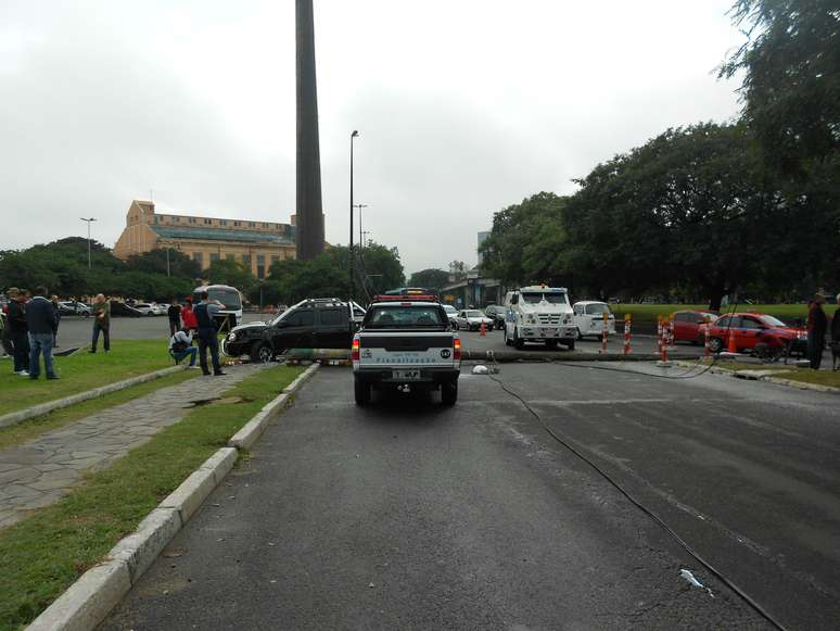 <p>Queda de poste deixou a avenida Beira-Rio bloqueada durante grande parte da última segunda-feira em Porto Alegre</p>