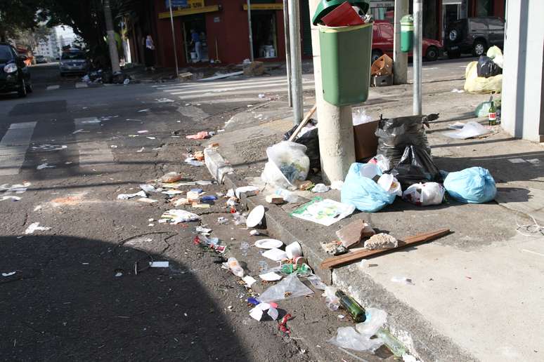 <p>Lixo ainda ocupava as calçadas e ruas da Pompeia na manhã de segunda-feira</p>