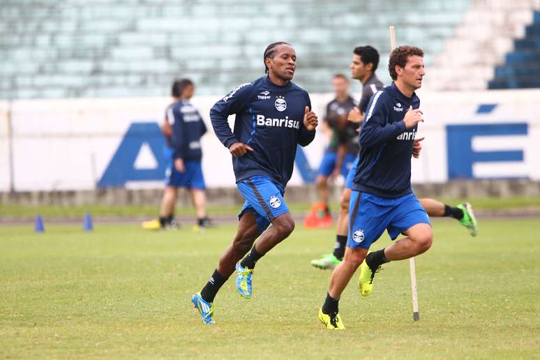 Zé Roberto e Elano participam de treinamento do Grêmio