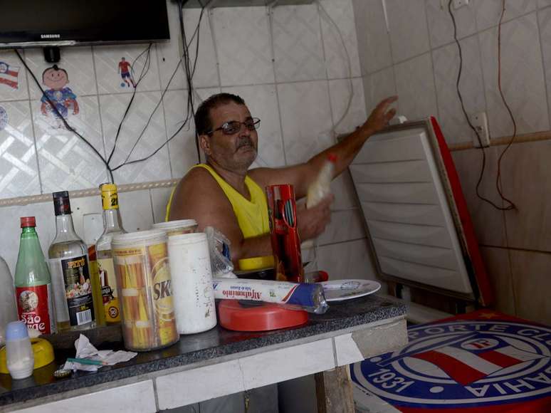 <p>Dono de bar é fanático pelo Bahia, mas recebe rubro-negros</p>