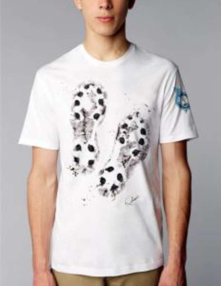 Camiseta com estampa das travas da chuteira de Dinho são comercializadas por R$ 50