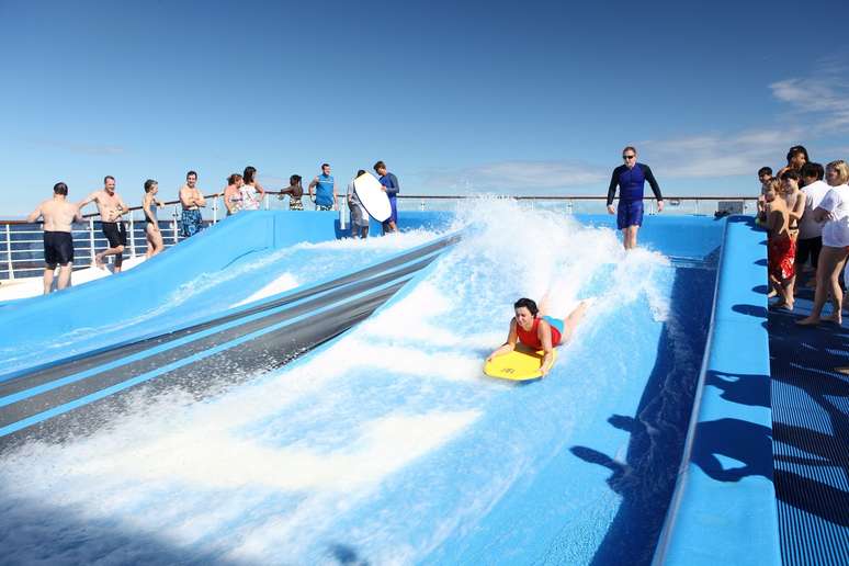 <p>FlowRider - Essa já é uma das atividades radicais tradicionais dos mares. O FlowRider, presente nos navios da classe Oasis da Royal Caribbean International (Oasis e Allure of the Seas), além de outros como o Freedom of the Seas, é um simulador de surf. Nele os passageiros que já praticam o esporte, ou os que querem aprender, podem testar suas habilidades e se divertir enquanto outros observam, aplaudem, ou riem dos tombos</p>