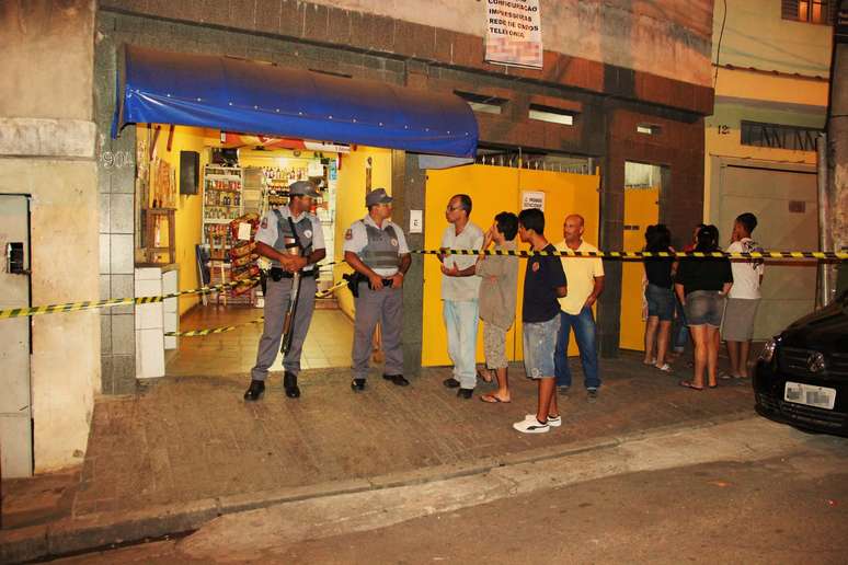 O bando invadiu o bar, roubou um cliente e matou o dono do estabelecimento