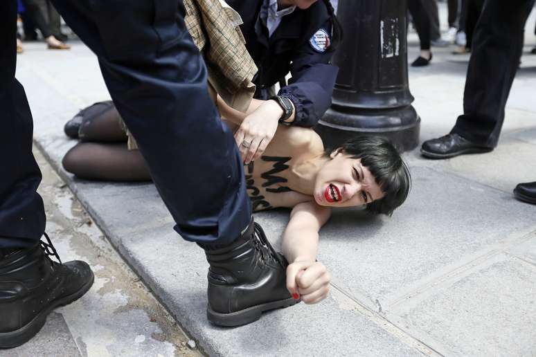 A ativista foi presa pela polícia após protestar na catedral