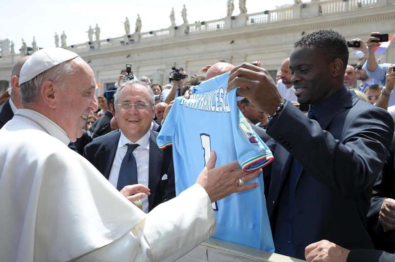 <p>Papa tamb&eacute;m recebeu camisa da Lazio, das m&atilde;os de&nbsp;Louis Saha</p>