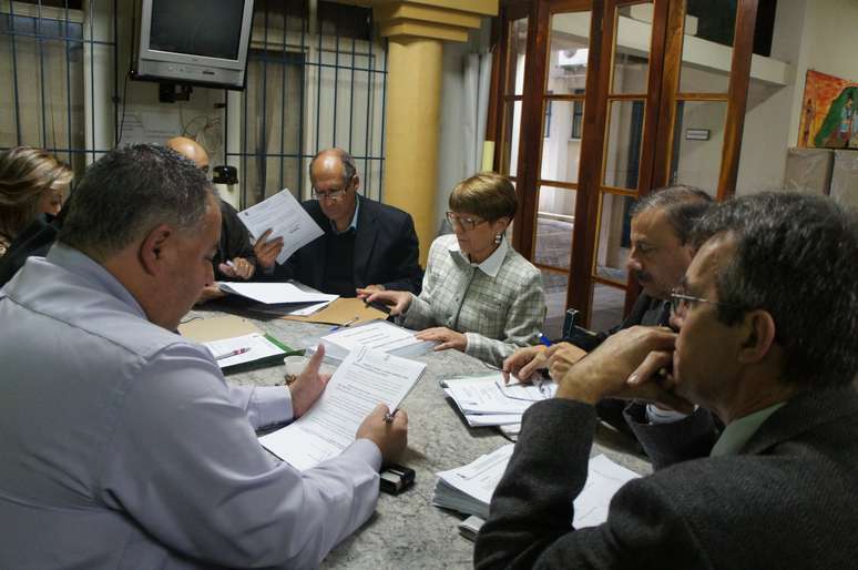 Em reunião da CCJ, vereadores ficaram esperando pelo recurso, que não chegou