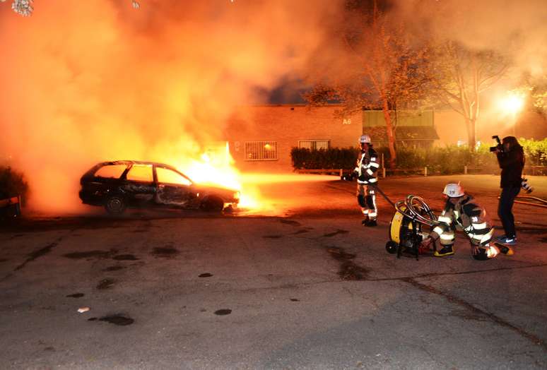 Bombeiros controlam incêndio em carro nas ruas de Estocolmo