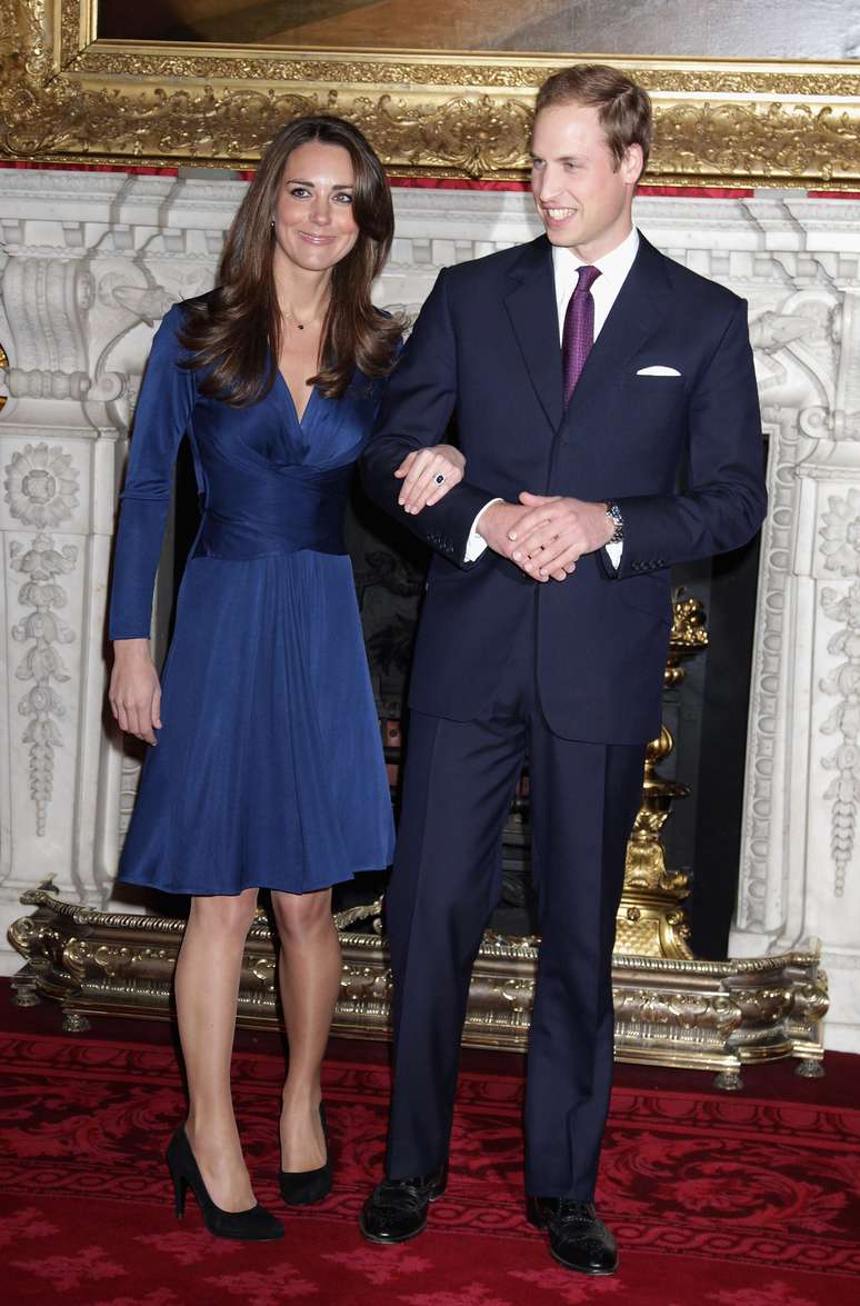 Em novembro de 2010, Catherine Middleton usou um vestido Issa no anúncio do noivado com o Príncipe William