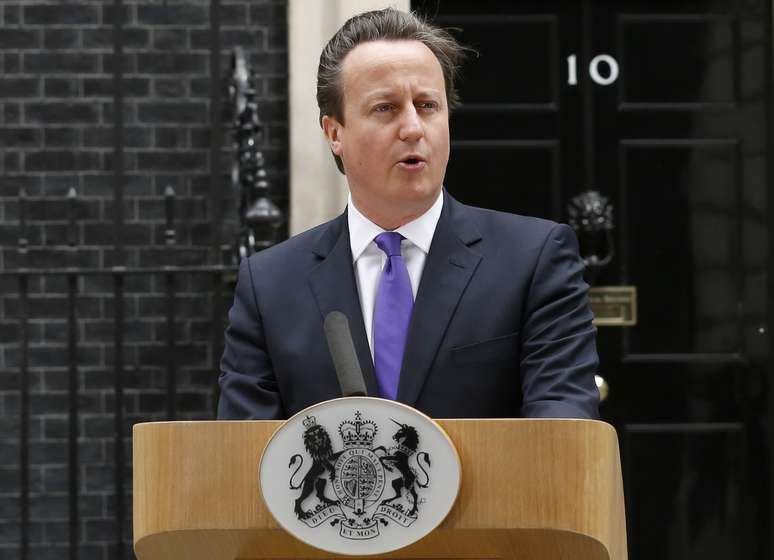 Cameron faz pronunciamento em frente à sede do governo britânico, no número 10 de Downing Street, em Londres