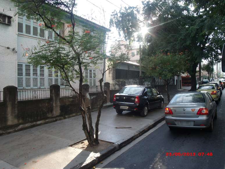 <p>Carro foi flagrado estacionado na calçada da rua Araújo Leitão; pelo menos outros dois veículos também ocuparam o passeio nesta manhã</p>