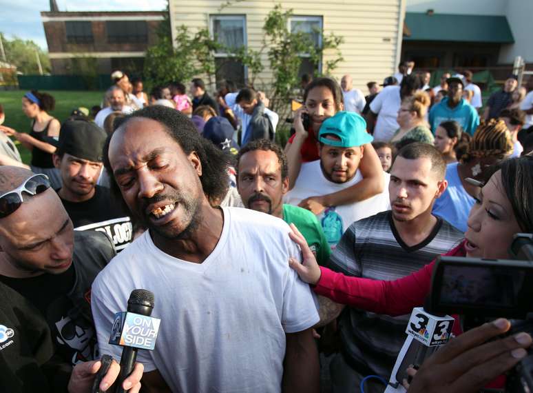 Charles Ramsey é fotografado durante a entrevista que o tornou um herói local 