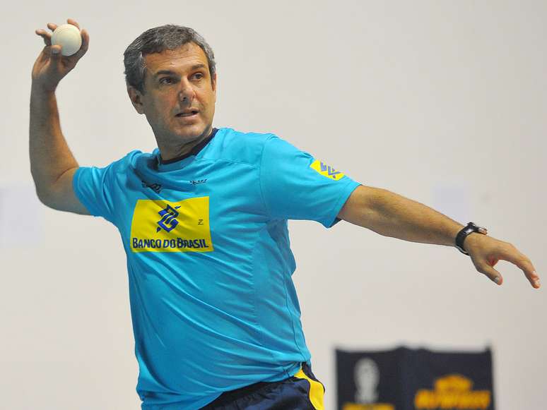 José Roberto Guimarães trouxe o beisebol para os treinos da Seleção Brasileira feminina de vôlei