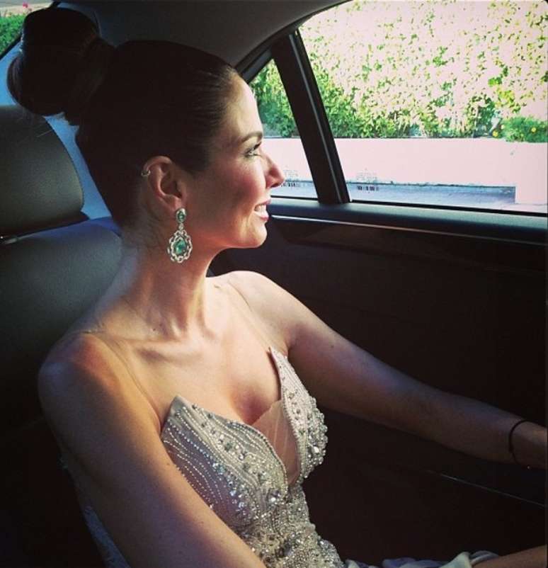 <p>Luciana Gimenez postou no Instagram fotos a caminho de baile de gala em Cannes</p>